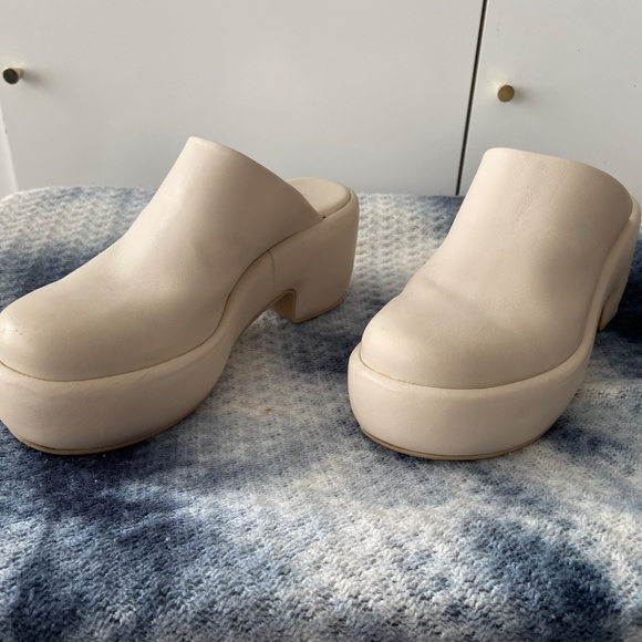 Everlane Puffa Clogs, size 10, cream - Picture 3 of 5
